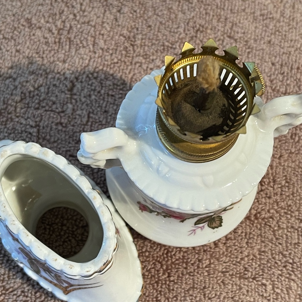 Vintage Small Porcelain Oil Lamp with a Floral Design - Picture 11 of 11